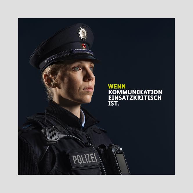 Portrait einer Einsatzkraft der Bundespolizei mit dem Slogan „Wenn Kommunikation einsatzkritisch ist.“