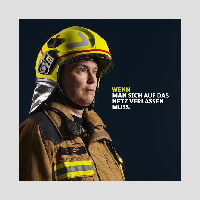 Portrait einer Einsatzkraft der Freiwilligen Feuerwehr mit dem Slogan „Wenn man sich auf das Netz verlassen muss.“