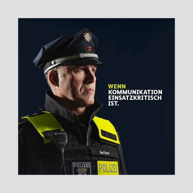 Portrait einer Einsatzkraft der Berliner Polizei mit dem Slogan „Wenn Kommunikation einsatzkritisch ist.“