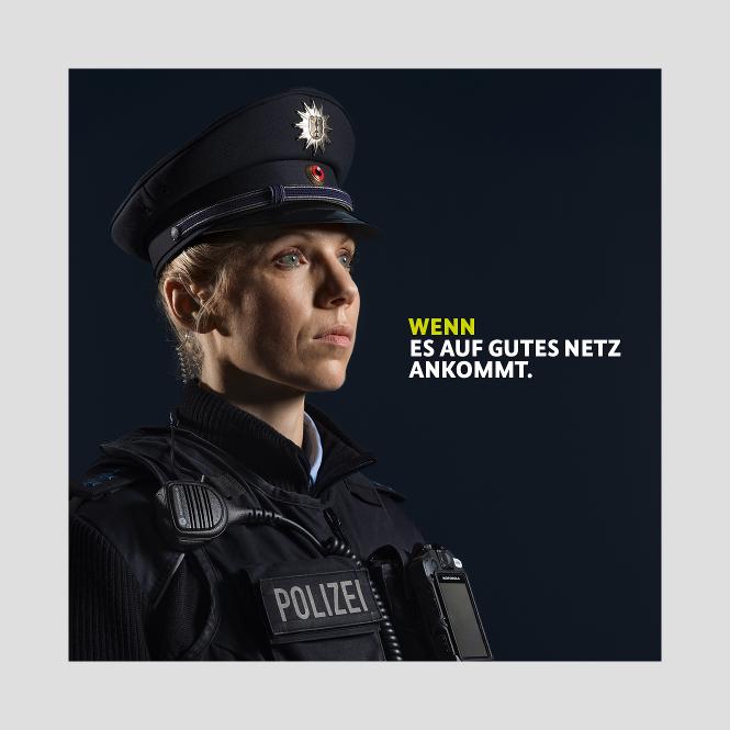 Portrait einer Einsatzkraft der Bundespolizei mit dem Slogan „Wenn es auf gutes Netz ankommt.“