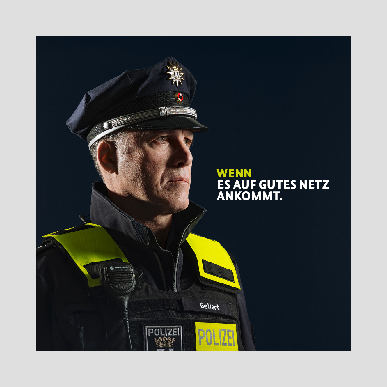 Portrait einer Einsatzkraft der Berliner Polizei mit dem Slogan „Wenn es auf gutes Netz ankommt.“